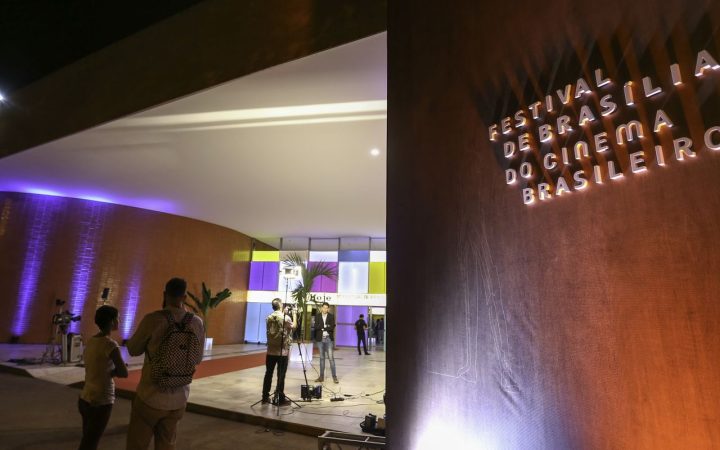 Festival de cinema de Brasília vive impasse; classe artística repudia