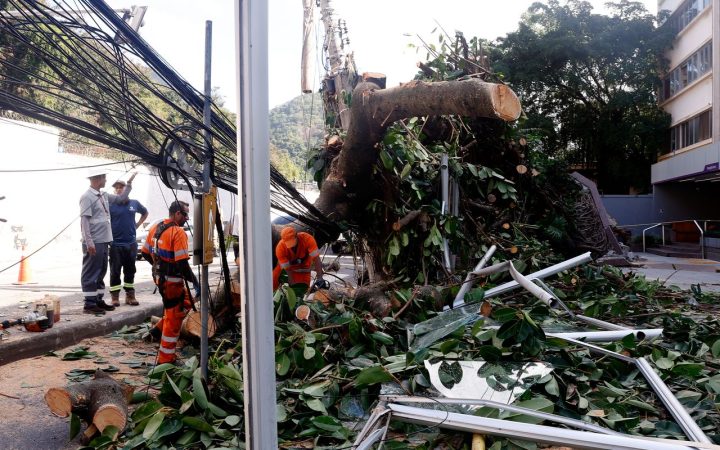 Mais de 26 mil imóveis seguem sem energia no estado do Rio