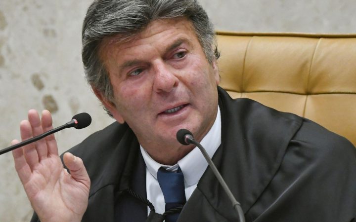 Fux suspende decisão de Dino que restabelecia posts de Nossa Senhora