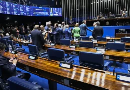 Aziz articula rito especial para levar PEC da escala 6x1 ao plenário