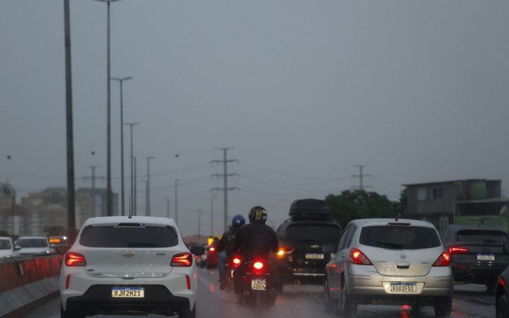 Ciclone e frente fria deixam Centro-Sul em alerta para tempestade
