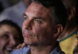 Em sabatina, Flávio não explica propostas e faz acusações sem provas