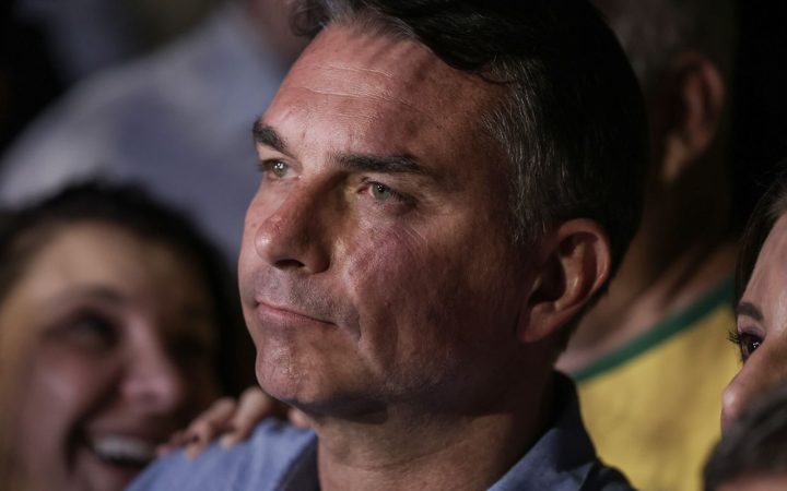 Em sabatina, Flávio não explica propostas e faz acusações sem provas