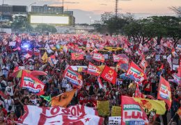 Milhares de estudantes tomam a Esplanada em apoio a Lula