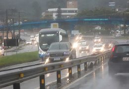 Frente fria leva tempestades e granizo ao centro-sul do país