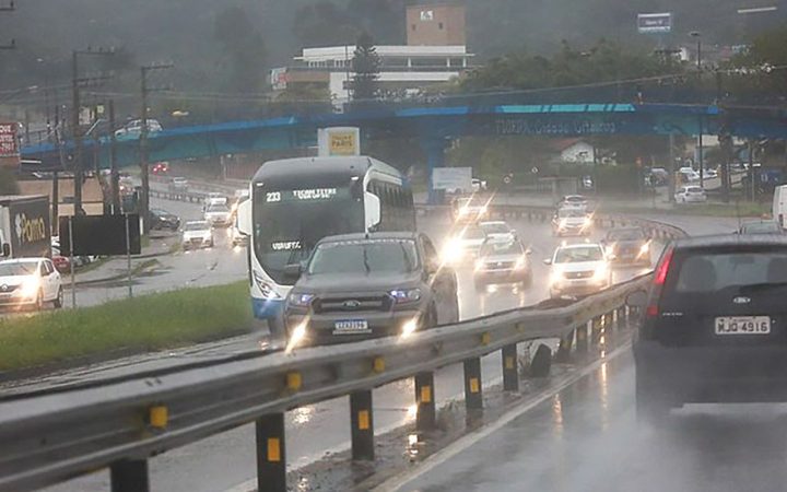 Frente fria leva tempestades e granizo ao centro-sul do país