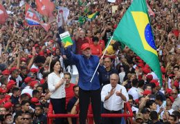 Lula é reeleito presidente do Brasil em virada histórica