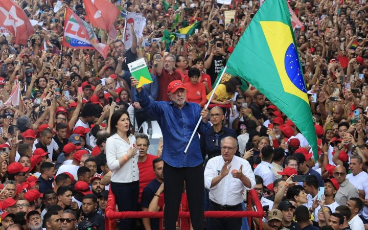 Lula é reeleito presidente do Brasil em virada histórica