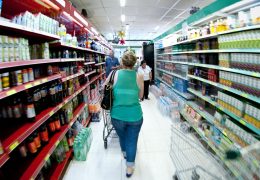 Produção industrial cai 0,6% de julho para agosto, diz IBGE